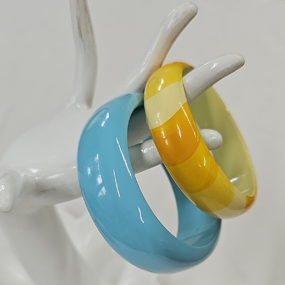 Vtg Colorful Bangle Bracelet Set Patterned Yellow And Solid Blue 2pc - Picture 1 of 4
